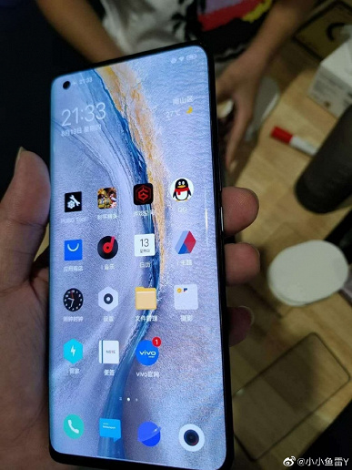 Изогнутый экран, кевларовый рисунок тыльной панели и перископная камера с оптическим зумом. Это бюджетный флагман IQOO 5