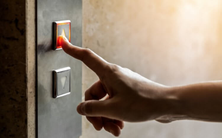 Насколько опасны лифты и что делать, если он остановился?