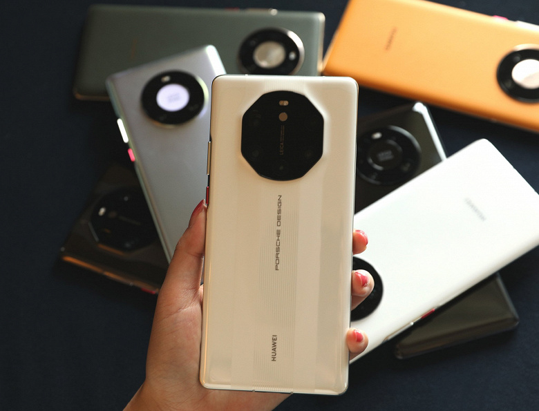 За Huawei Mate40 RS Porsche Design выстроилась длинная очередь. Более 210 000 человек уже забронировали смартфон в Китае