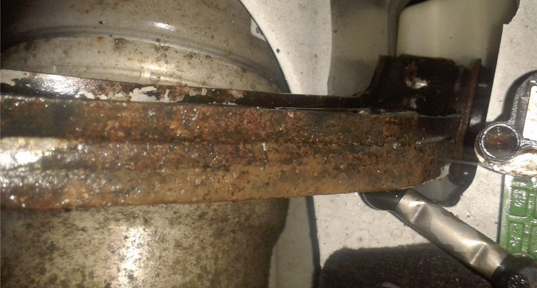 Tesla отзывает более 29 000 электромобилей в Китае из-за некачественной подвески