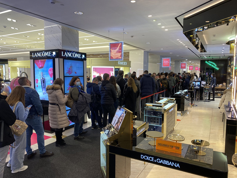 Московскому ЦУМу грозит закрытие из-за очереди за новенькими iPhone