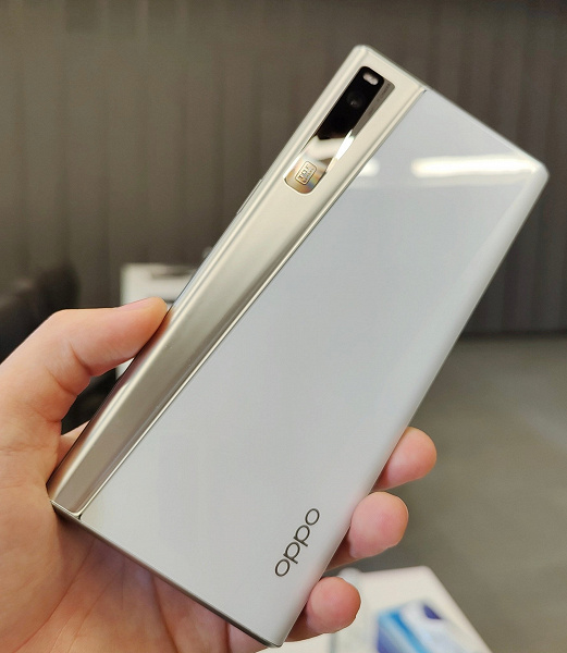 Первый в мире смартфон со сворачивающимся экраном — Oppo X 2021 — живьём на фото и видео