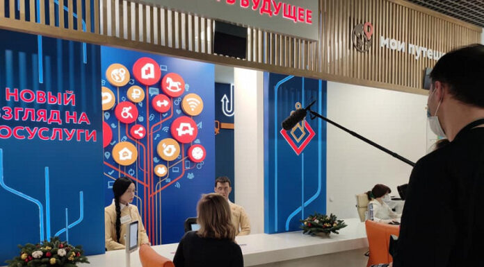 В Москве открыли центр госуслуг с человекоподобными роботами-консультантами, способными воспроизводить более 600 вариантов микромимики