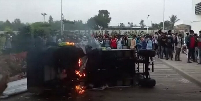 Сборщики iPhone громят завод Wistron в Индии и жгут автомобили. Они требуют свою зарплату