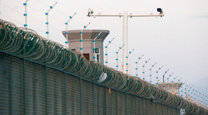 Либо заключение, либо производство комплектующих для iPhone. Поставщик Apple попал в центр скандала, связанного с принудительным трудом