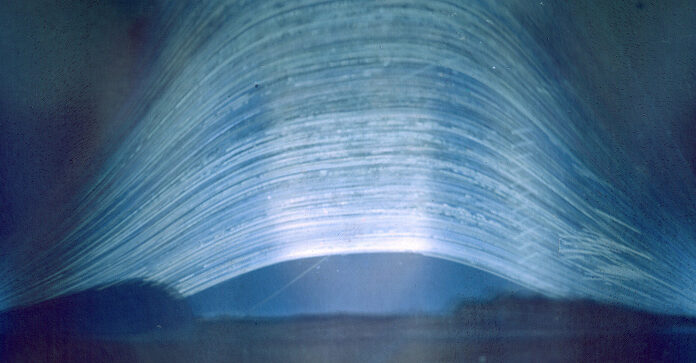 Сделан снимок с выдержкой более восьми лет. Автор проекта просто забыла камеру