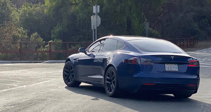 Прототип Tesla Model S с новым дизайном засняли вживую