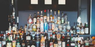 От виски до розовых вин: лучшие варианты алкогольных подарков для мужчин и женщин