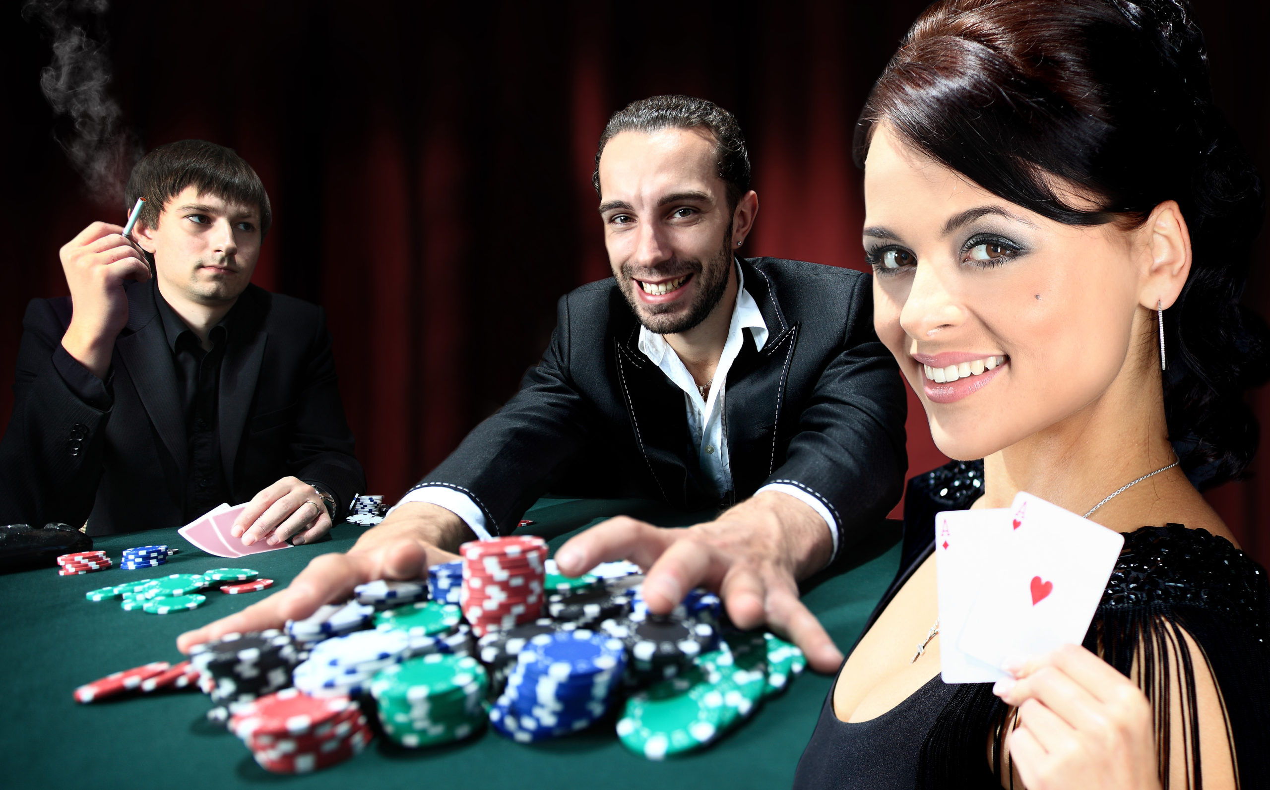 People play around. Покер. Фотосессия в казино. Игрок в казино. Игрок в Покер.