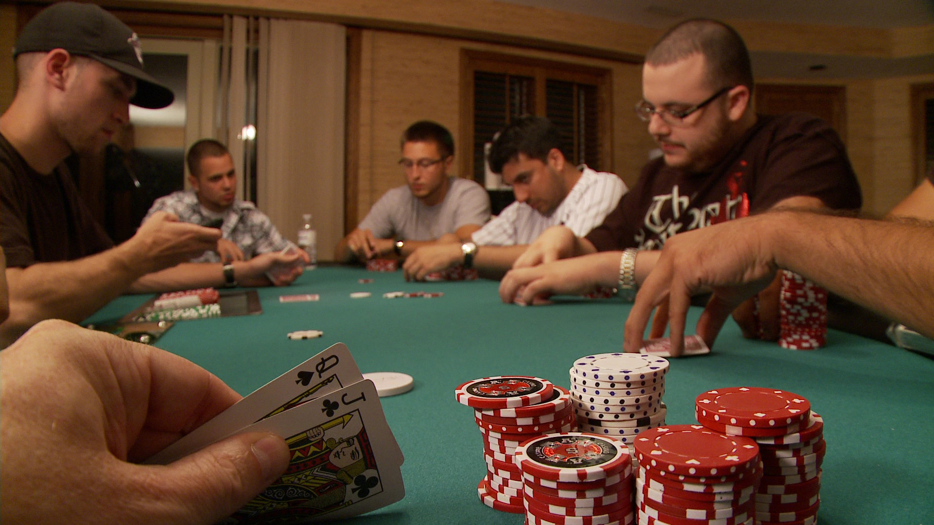 Tops poker. Игрок в казино. Игроки за покерным столом. Игра в Покер. Самые большие проигрыши в казино.
