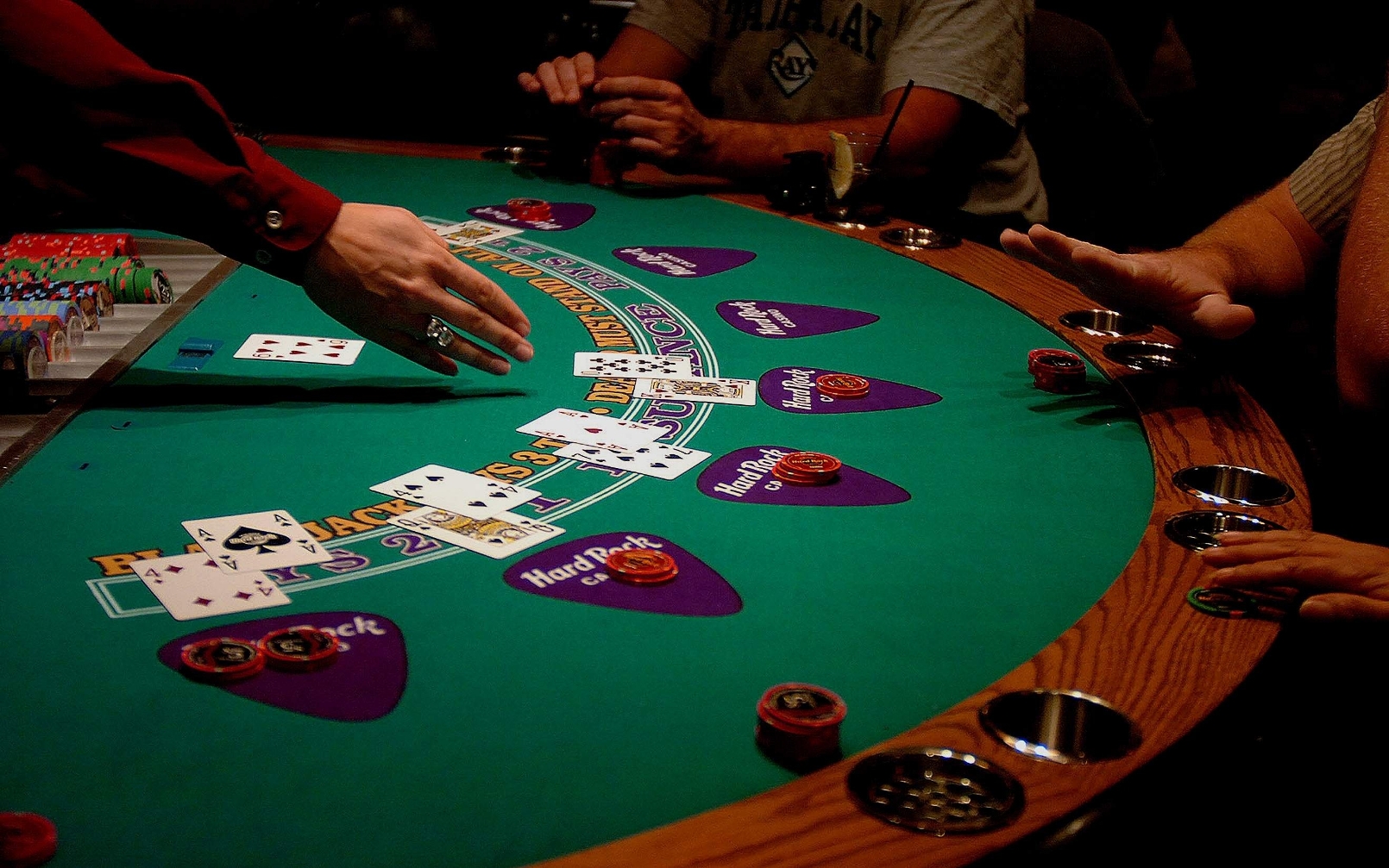 Азартные игры в 2024. Казино Лас Вегас покерный стол. Крупье блэкджек. Казино, блекджек, Рулетка. Казино Лас Вегас блэкджек.