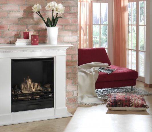 Что представляет собой электрический каминокомплект: чем он похож на дровяной камин