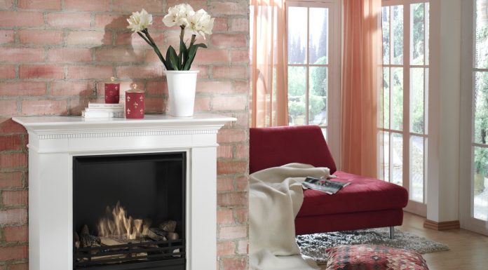 Что представляет собой электрический каминокомплект: чем он похож на дровяной камин