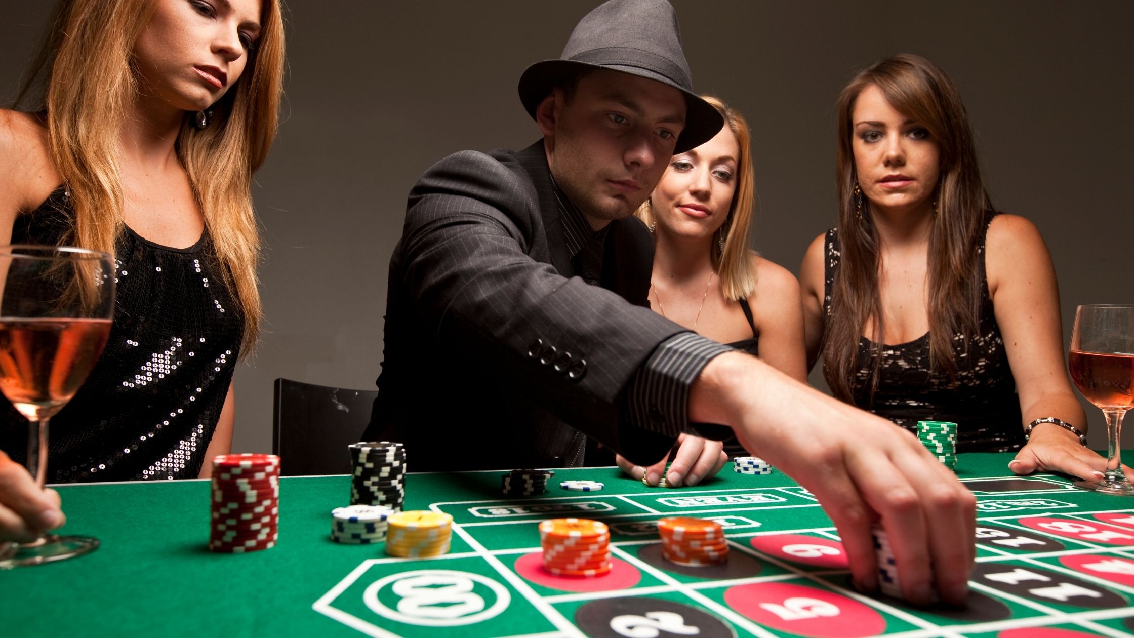 Поиграли в карты на раздевание. Казино Покер. Фотосессия в казино. Девушка за покерным столом. Люди в казино.