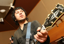 Чем интересен текст «Батарейки», написанный Валерием Жуковым: о чем поется в куплетах нашумевшего хита